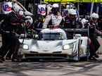 Экипаж Кевина Магнуссена в боксах команды Chip Ganassi Racing