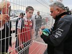 Виджей Малья раздаёт автографы, Гран При Монако 2015 года