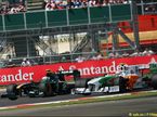 Машины Lotus Racing и Force India на трассе Гран При Великобритании в Сильверстоуне