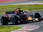 Даниэль Риккардо за рулём RB14 на трассе в Барселоне