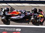 Машина Red Bull RB19 на пит-лейн автодрома в Бахрейне