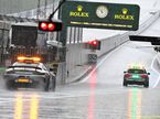 Сейфти-кар и автомобиль безопасности FIA на трассе в Шпильберге