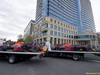 Машины Red Bull Racing эвакуируют с трассы после аварии