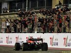 Команда Red Bull Racing приветствует Макса Ферстаппена на финише гонки