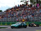 Автомобиль безопасности Aston Martin и Макс Ферстаппен