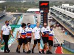 Никита Мазепин во время прогулки по трассе в Остине с инженерами Haas F1, фото пресс-службы команды