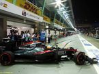 Фернандо Алонсо выезжает из боксов McLaren в Сингапуре