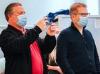 Зак Браун и Андреас Зайдль во время церемонии запуска двигателя на новой машине
