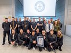 Представители Книги рекордов Гиннеса, Ландо Норрис и его механики в MTC, фото McLaren