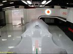 Ночь. Боксы McLaren