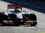 Льюис Хэмилтон за рулем McLaren МР4-27 на тестах в Хересе