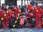 Механики Ferrari во время пит-стопа