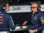 Лоран Мекис (справа) на пит-уолл Red Bull Racing в Баку, фото XPB