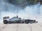 Фредерик Вести крутит дымит резиной за рулём Mercedes W04 в Сингапуре, стоп-кадр из видео из социальных сетей