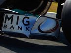 Логотип MIG Bank на машине Mercedes
