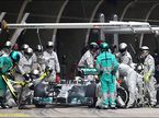 Команда Mercedes AMG проводит пит-стоп во время Гран При Китая