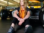 Элла Хаккинен на фоне чемпионской машины отца в Технологическом центре McLaren, фото пресс-службы команды