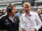 Мика Хаккинен (справа) и доктор McLaren Аки Хинтса