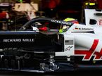 Мик Шумахер за рулём машины Haas на тренировке в Абу-Даби, фото HochZwei