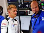 Мик Шумахер в расположении команды Haas F1 на сингапурской трассе, фото XPB