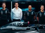 Мик Шумахер (справа) на презентации Mercedes W14 вместе с Тото Вольффом и гонщиками команды