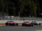 Эпизод гонки в Спа: Кими Райкконен впереди обеих машин Ferrari