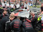 Механики Audi рассматривают силовую установку на машине Нико Хюлкенберга