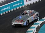 Стирлинг Мосс за рулём Mercedes 300 SLR на фестивале Stars & Cars в Штутгарте, 2015 год, фото XPB