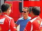 Михаэль Шумахер с инженерами Ferrari