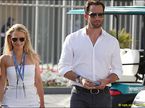Бен Эйнсли и его подруга Джорджи Томпсон, бывшая телеведущая Sky Sports F1, на Гран При Абу-Даби