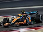 Ландо Норрис за рулём McLaren MCL36 на трассе в Бахрейне