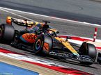 Оскар Пиастри за рулём McLaren MCL60 на трассе в Бахрейне