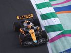 Оскар Пиастри за рулём McLaren MCL60 на трассе в Джидде