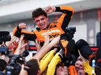 Ландо Норрис принимает поздравления от комарнды McLaren с победой в Майами, фото XPB