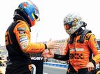 Гонщики McLaren поздравляют друг друга с победным дублем в Венгрии, фото пресс-службы команды