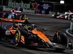 Ландо Норрис за рулём MCL38 на трассе Гран При Лас-Вегаса фото XPB