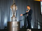 Алекс Палоу и знаменитый переходящий кубок за победу в Indy 500, фото из социальных сетей