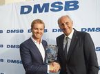 Нико Росберг принимает кубок DMSB из рук Ханса-Иоахима Штука, президента Немецкой ассоциации автоспорта