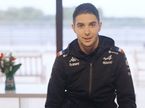 Эстебан Окон, стоп-кадр из интервью Castrol