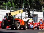Маршалы эвакуируют машину Force India, разбитую Альфонсо Селишом