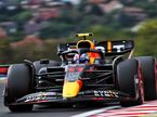 Серхио Перес за рулём RB18 на трассе в Венгрии