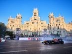 Серхио Перес за рулём машины Red Bull во время гоночного шоу в Мадриде, фото Red Bull