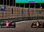 Машины Alpne и McLaren ведут сражение на трассе, фото XPB