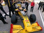Виталий Петров за рулем Renault R30 на тестах в Валенсии