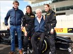 Виталий Петров и президент Pirelli Тронкетти Провера в компании двух моделей на презентации в Абу-Даби