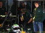 Виталий Петров в боксах Caterham на тестах в Барселоне...