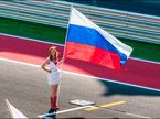 Девушка с флагом России на стартовом поле