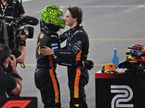Гонщики McLaren поздравляют друг друга после финального гонки сезона в Абу-Даби, фото XPB
