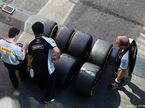Специалисты Pirelli работают с командой Force India