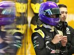 Даниэль Риккардо в боксах Renault на тестах в Барселоне